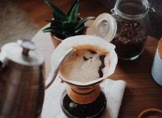 A battle of manual grinders broken down in images