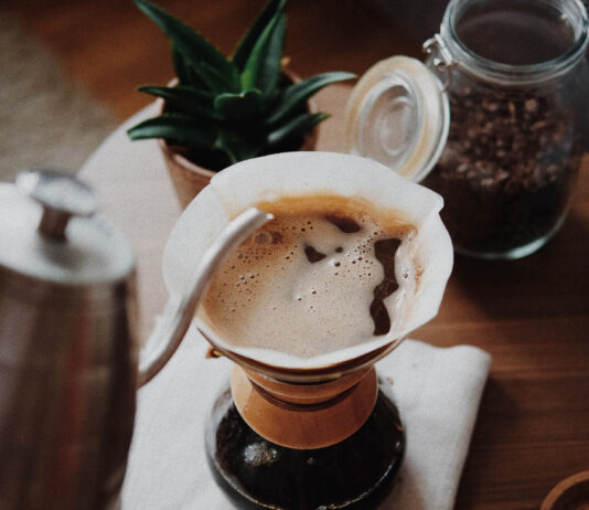 A battle of manual grinders broken down in images